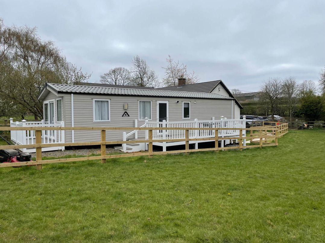 Caravan in Holcot Sleeps 6 Max 6 people Max 4 adults per booking Pet Friendly