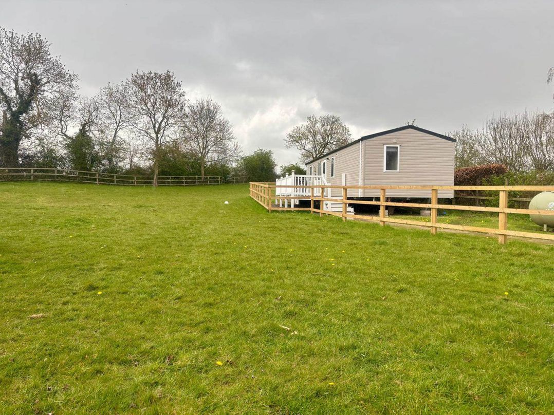 Caravan in Holcot Sleeps 6 Max 6 people Max 4 adults per booking Pet Friendly