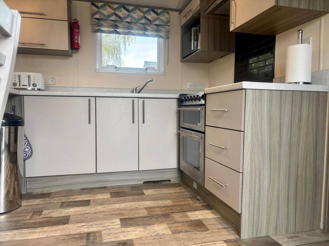 Caravan in Holcot Sleeps 6 Max 6 people Max 4 adults per booking Pet Friendly