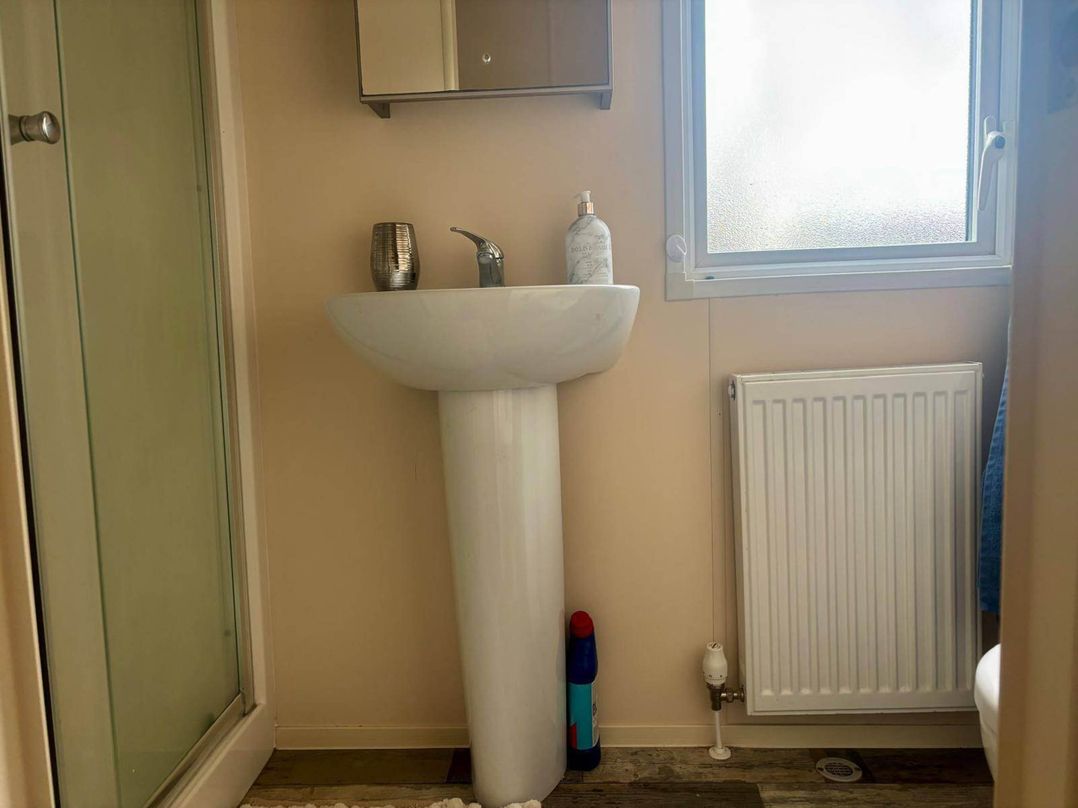Caravan in Holcot Sleeps 6 Max 6 people Max 4 adults per booking Pet Friendly