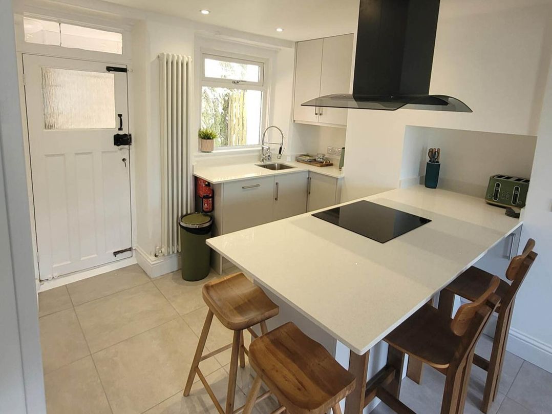 Looe Cottage Seaside views log fire sleeps 4