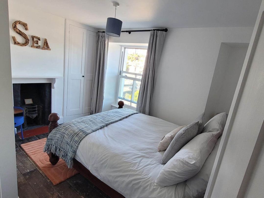 Looe Cottage Seaside views log fire sleeps 4
