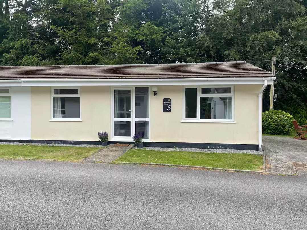 2 Bed Cottage Sleeps 4  Pets  Parking Wifi