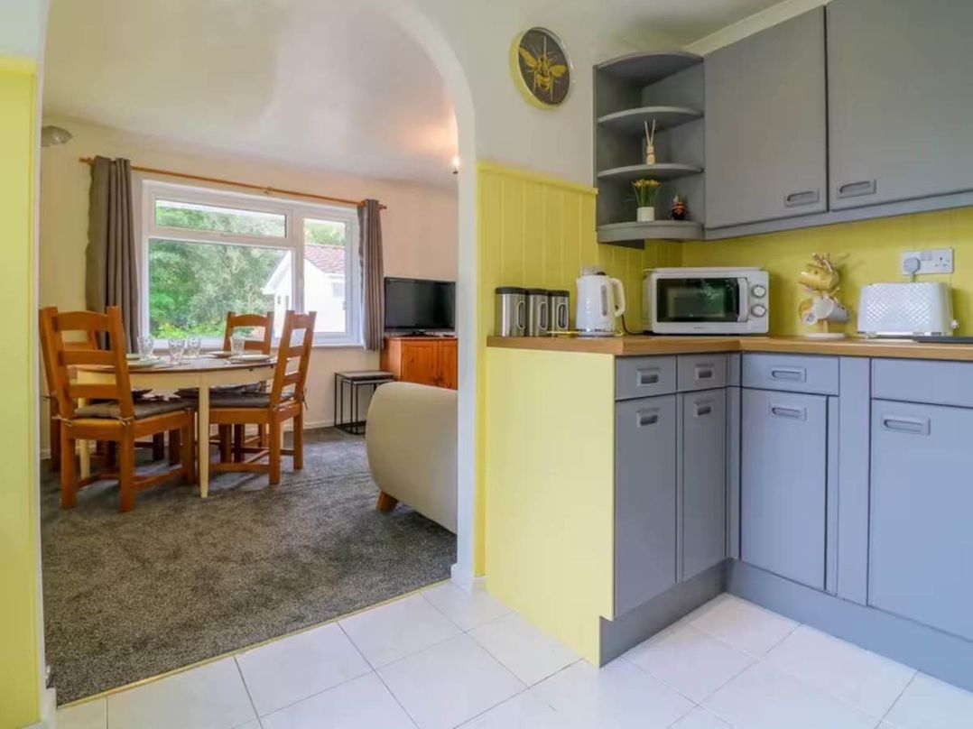 2 Bed Cottage Sleeps 4  Pets  Parking Wifi