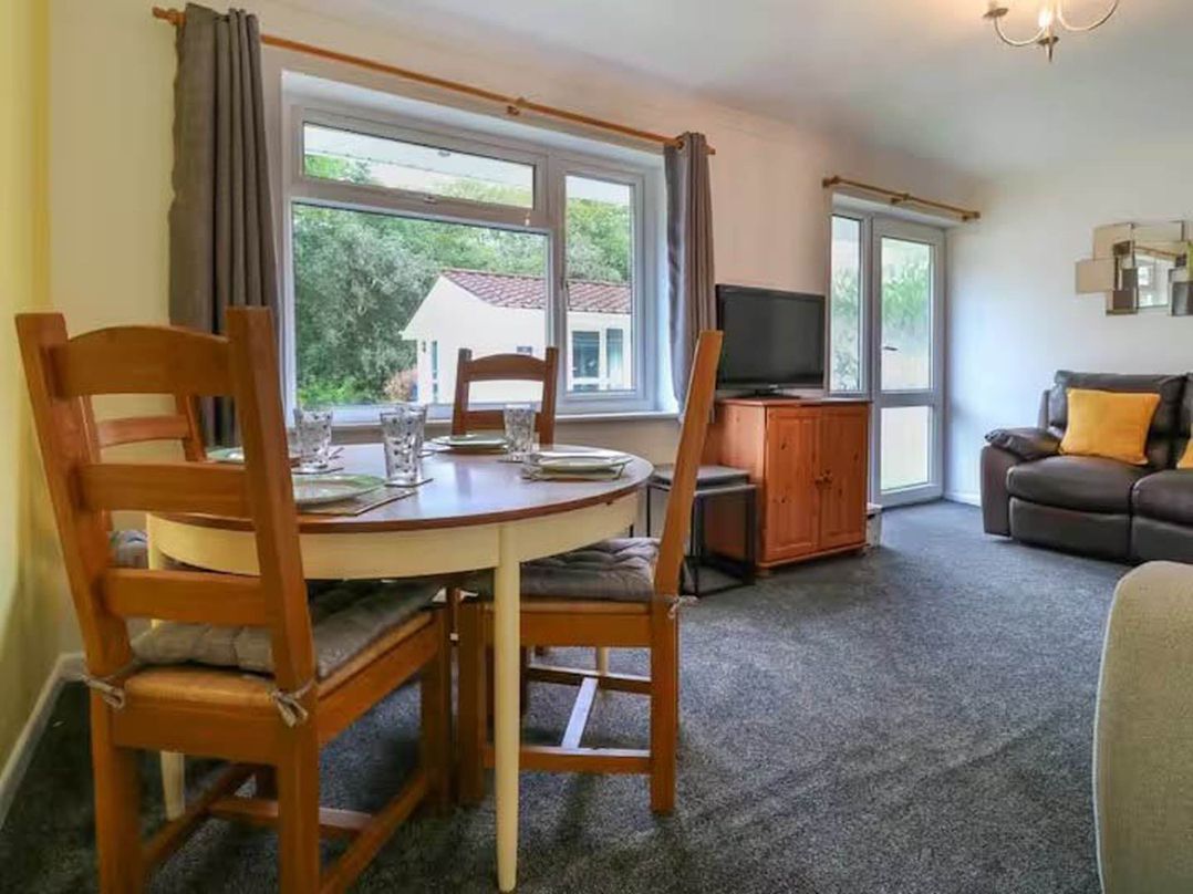 2 Bed Cottage Sleeps 4  Pets  Parking Wifi