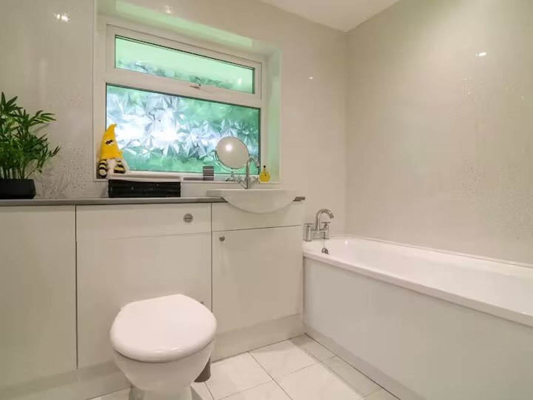 2 Bed Cottage Sleeps 4  Pets  Parking Wifi