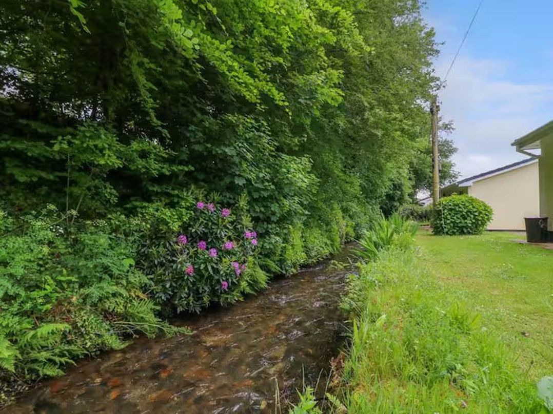 2 Bed Cottage Sleeps 4  Pets  Parking Wifi