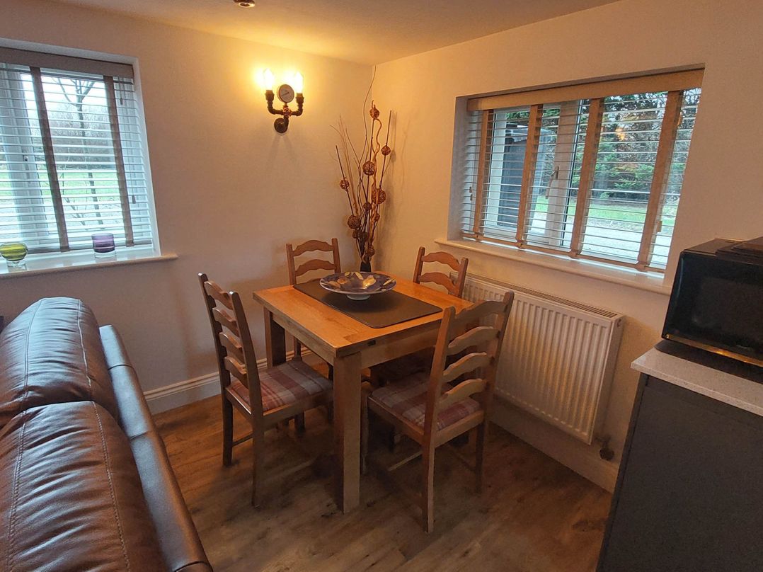 1 Bed Flat Sleeps 4 Garden Parking Wifi