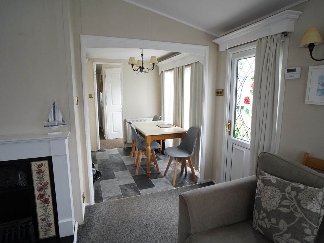 Caravan Sleeps 5 Pets Ok Parking Linen Incl