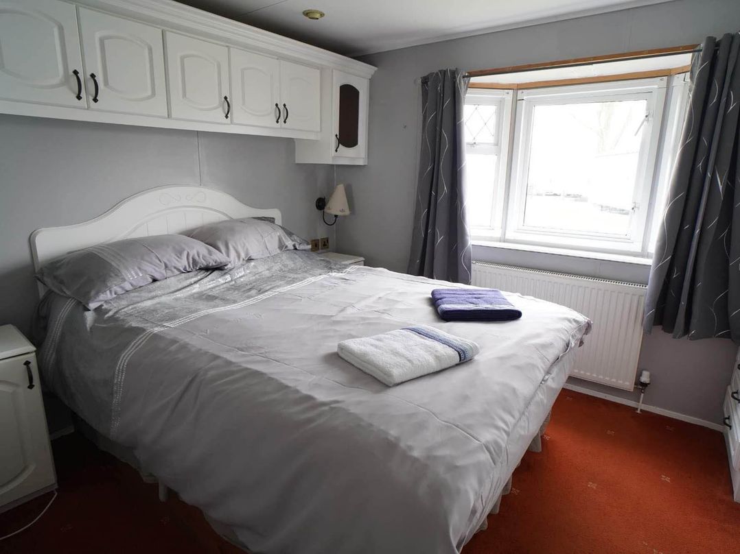Caravan Sleeps 5 Pets Ok Parking Linen Incl