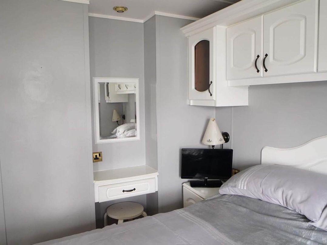 Caravan Sleeps 5 Pets Ok Parking Linen Incl