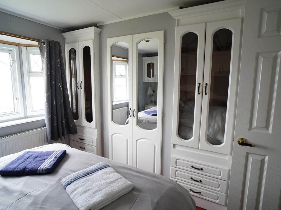 Caravan Sleeps 5 Pets Ok Parking Linen Incl