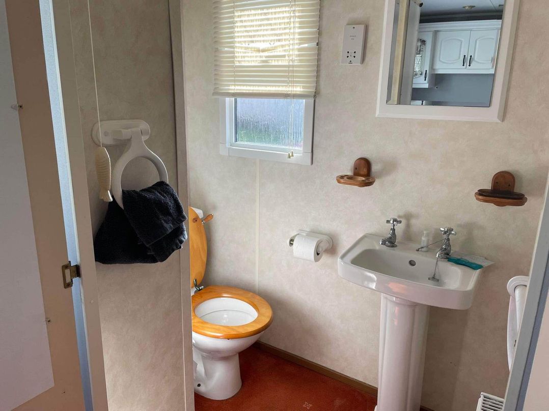 Caravan Sleeps 5 Pets Ok Parking Linen Incl