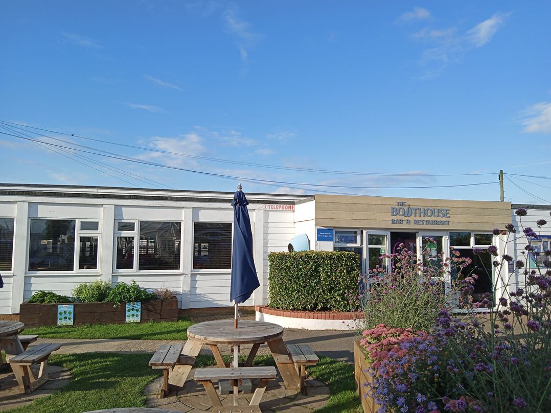 Caravan Sleeps 5 Pets Ok Parking Linen Incl