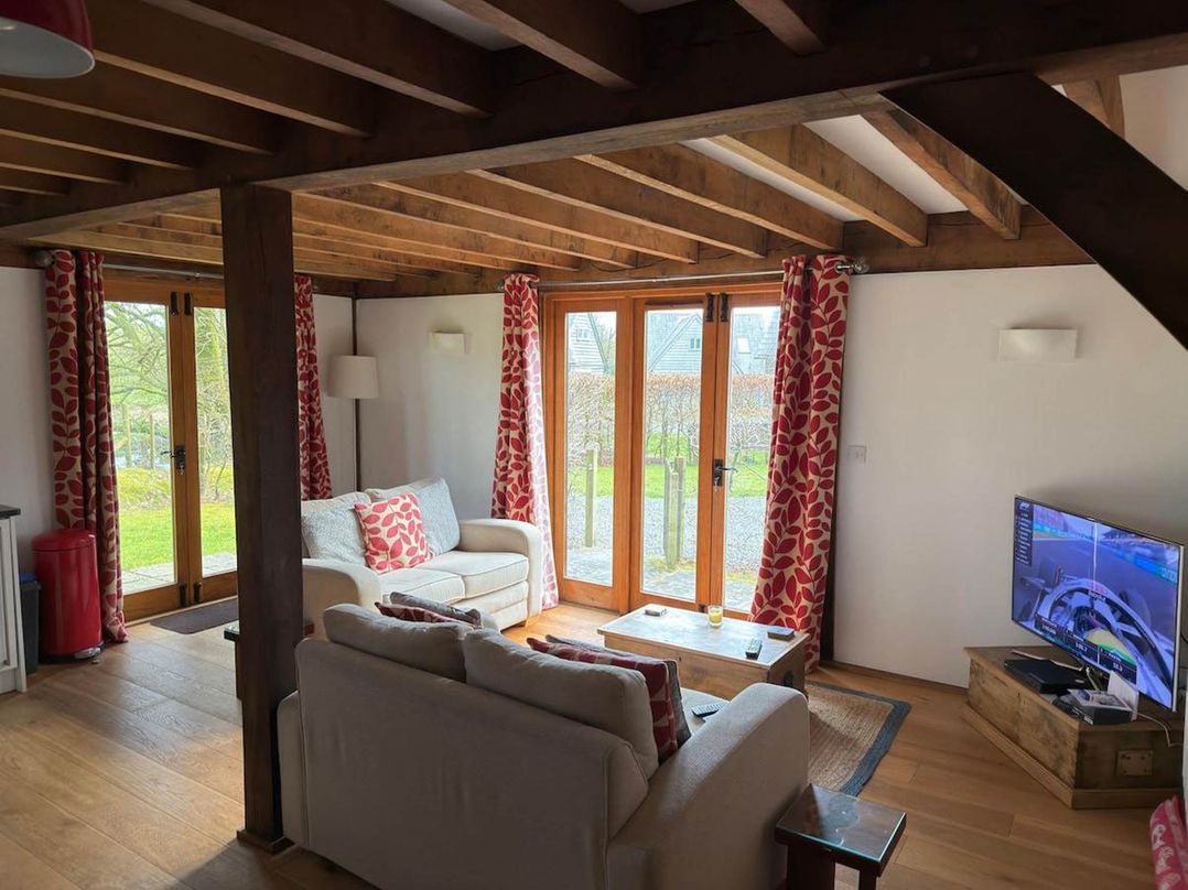 Cabin Sleeps 6 with Parking and Patio