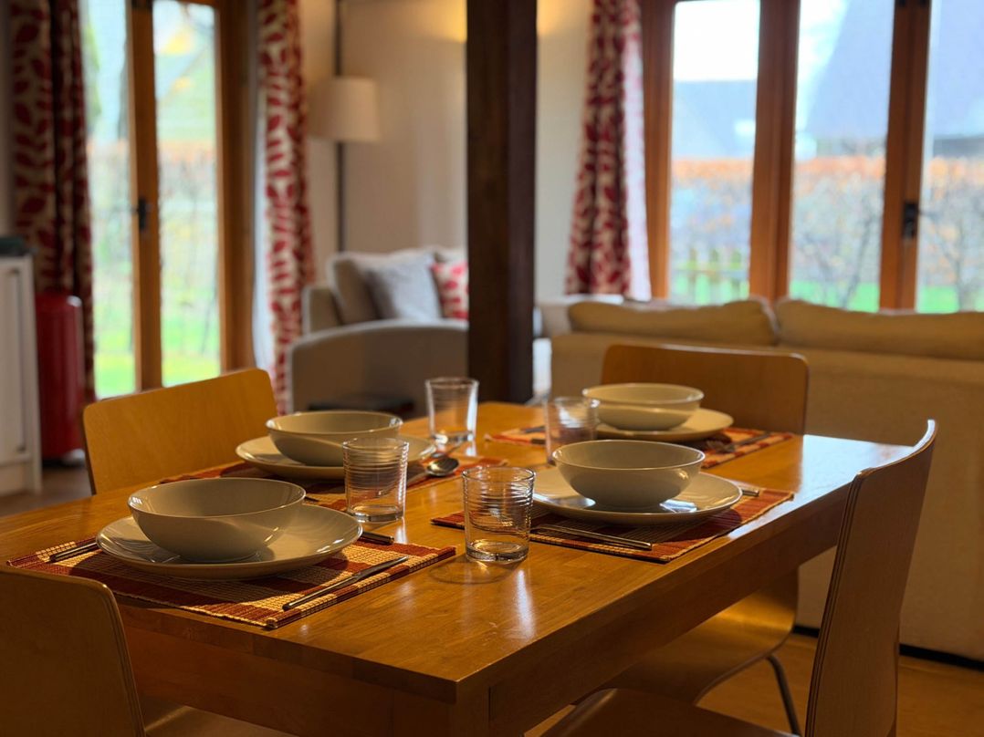 Cabin Sleeps 6 with Parking and Patio