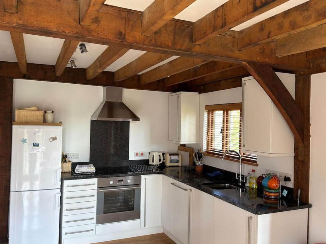 Cabin Sleeps 6 with Parking and Patio