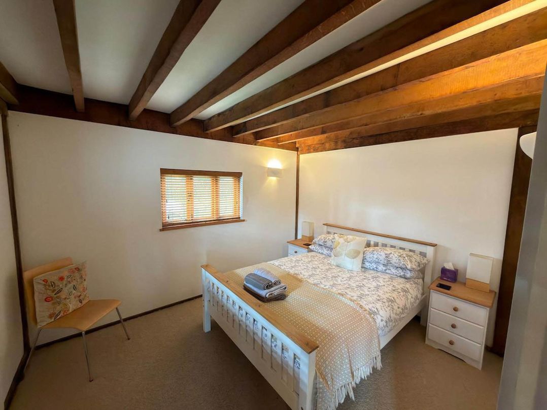 Cabin Sleeps 6 with Parking and Patio