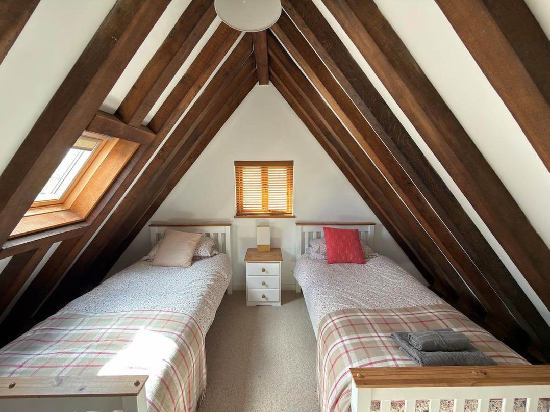 Cabin Sleeps 6 with Parking and Patio