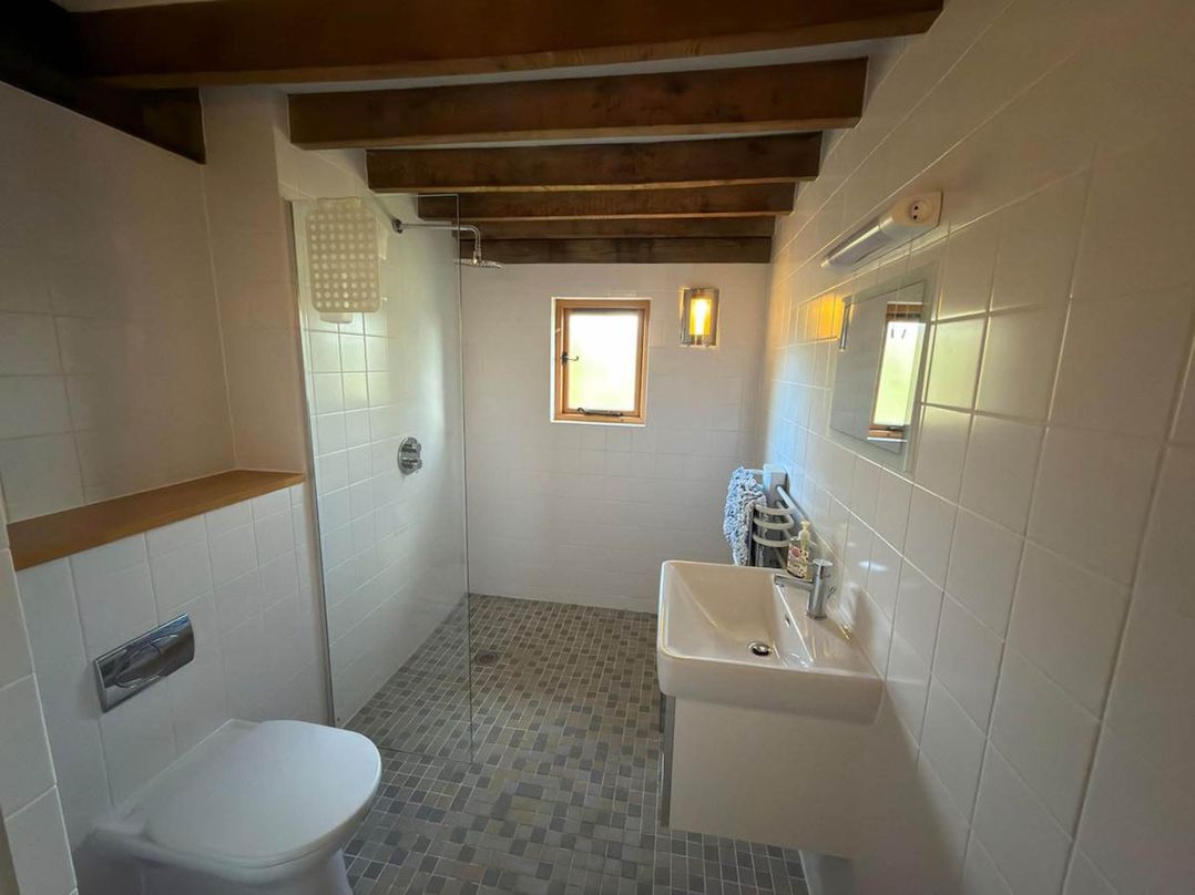 Cabin Sleeps 6 with Parking and Patio