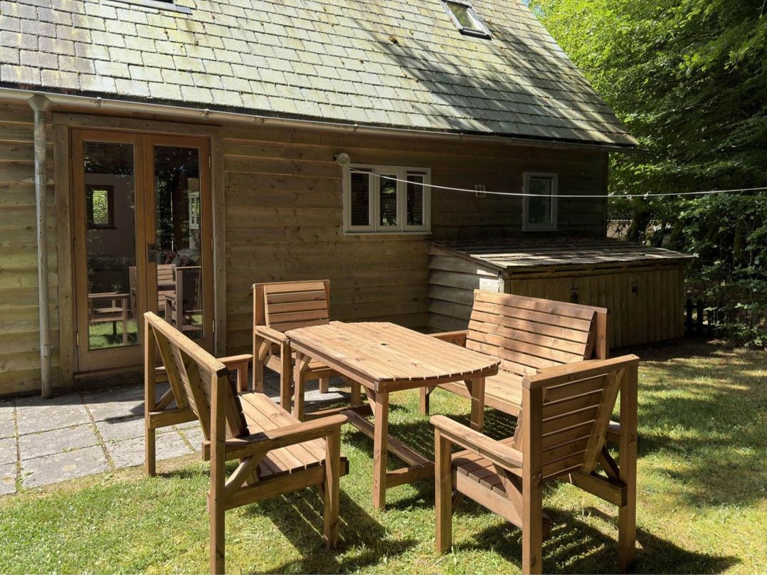 Cabin Sleeps 6 with Parking and Patio