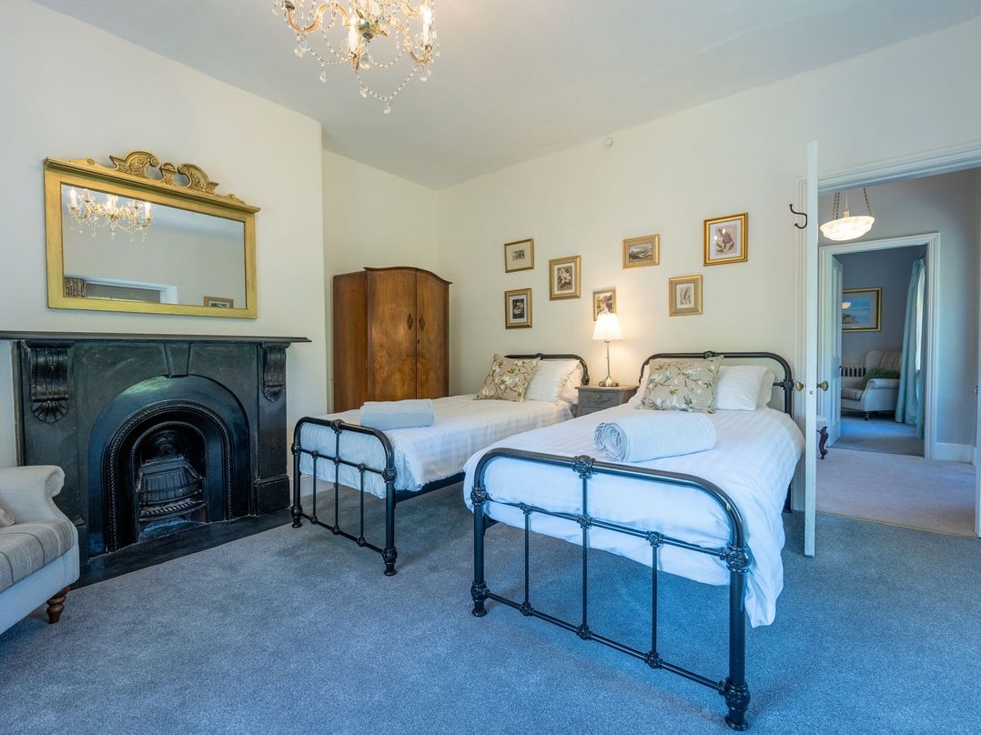 Gwynfryn House, Gorgeous Riverside Property Near The Beach