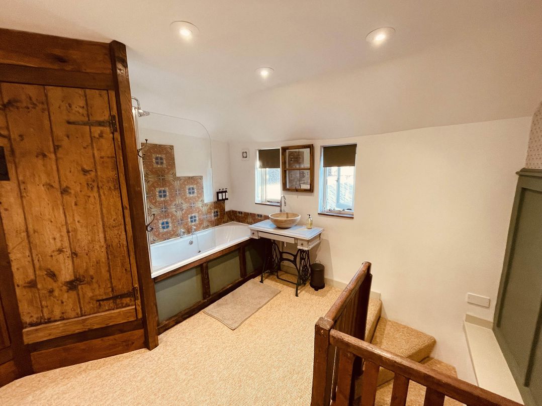 Charming Cottage Sleeps 4 with Sauna
