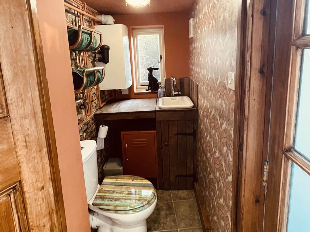 Charming Cottage Sleeps 4 with Sauna