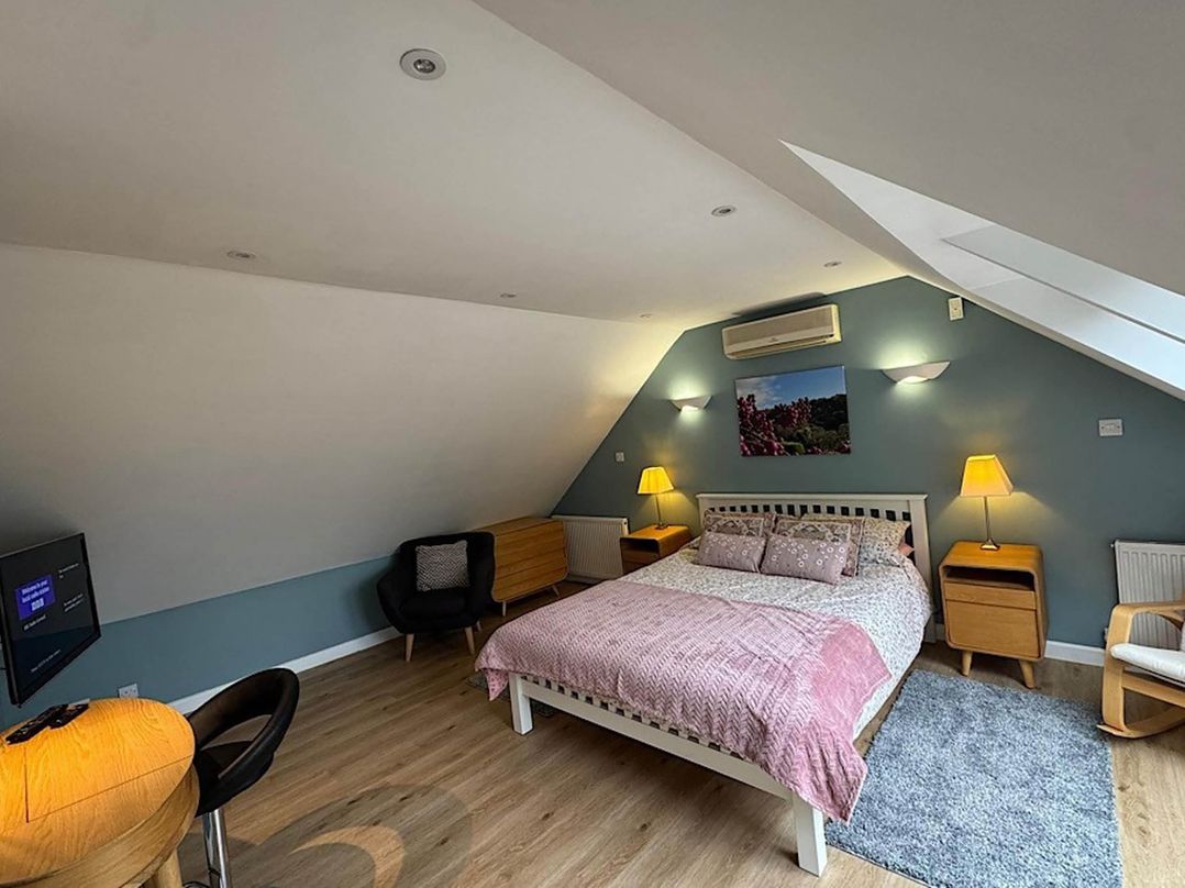 River Tamar Couples Retreat Dog Friendly