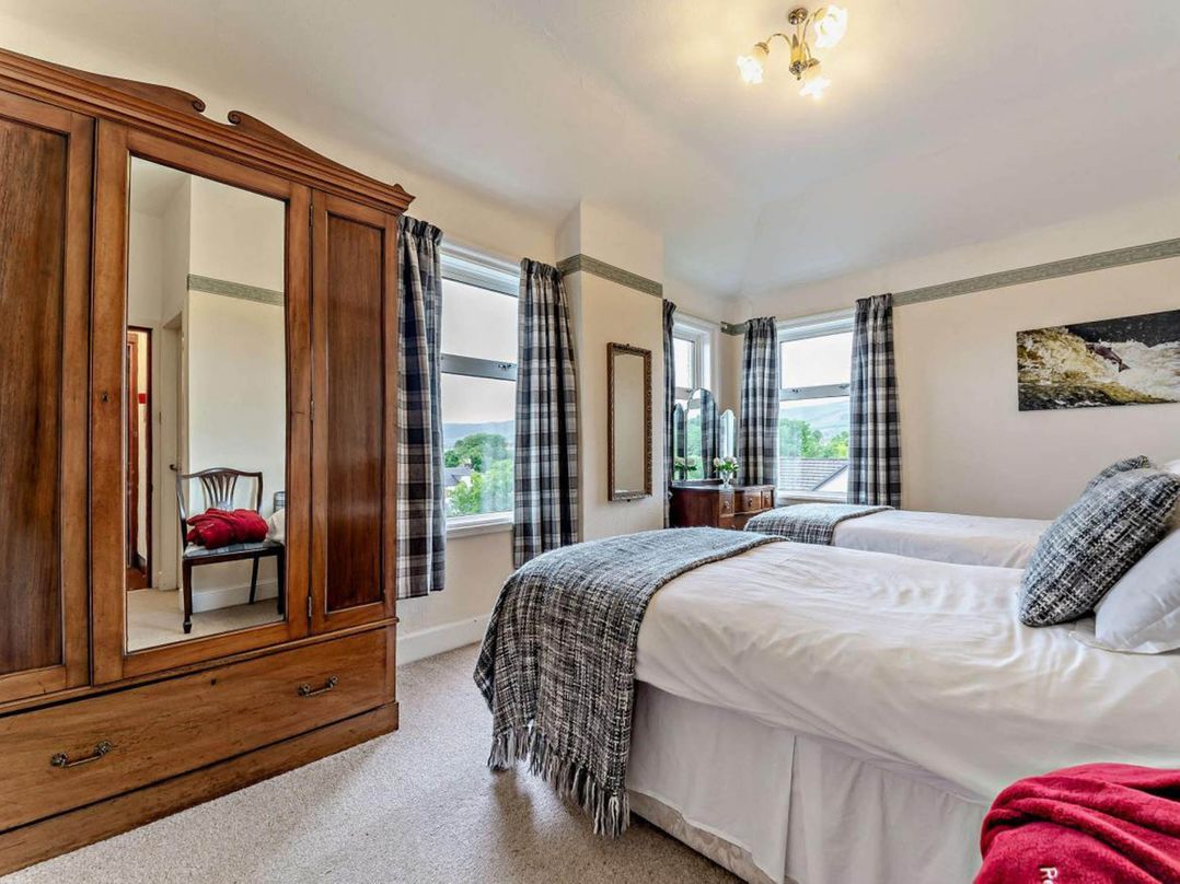 Dunoon Sleeps 17 Group Retreat with Parking
