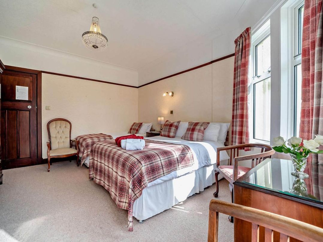 Dunoon Sleeps 17 Group Retreat with Parking