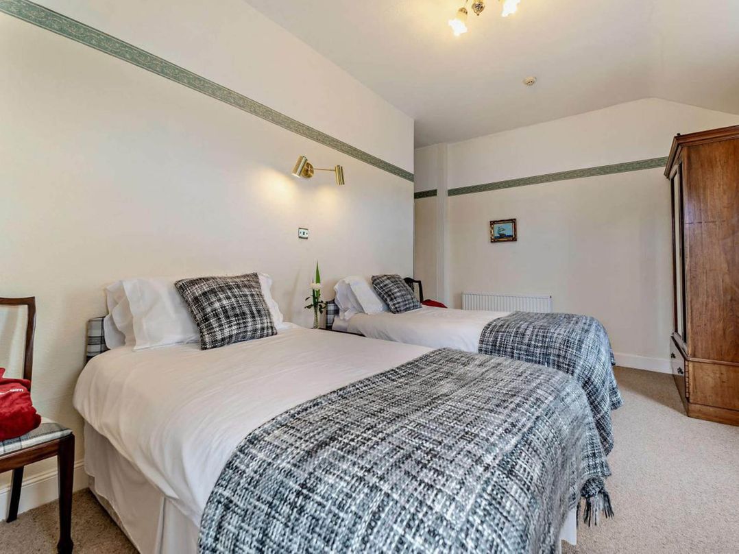 Dunoon Sleeps 17 Group Retreat with Parking