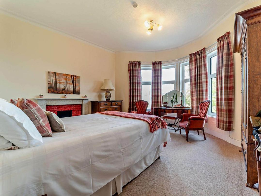 Dunoon Sleeps 17 Group Retreat with Parking