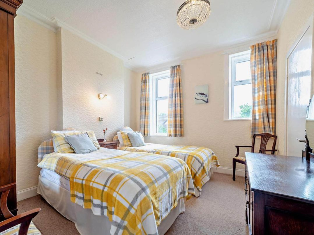Dunoon Sleeps 17 Group Retreat with Parking