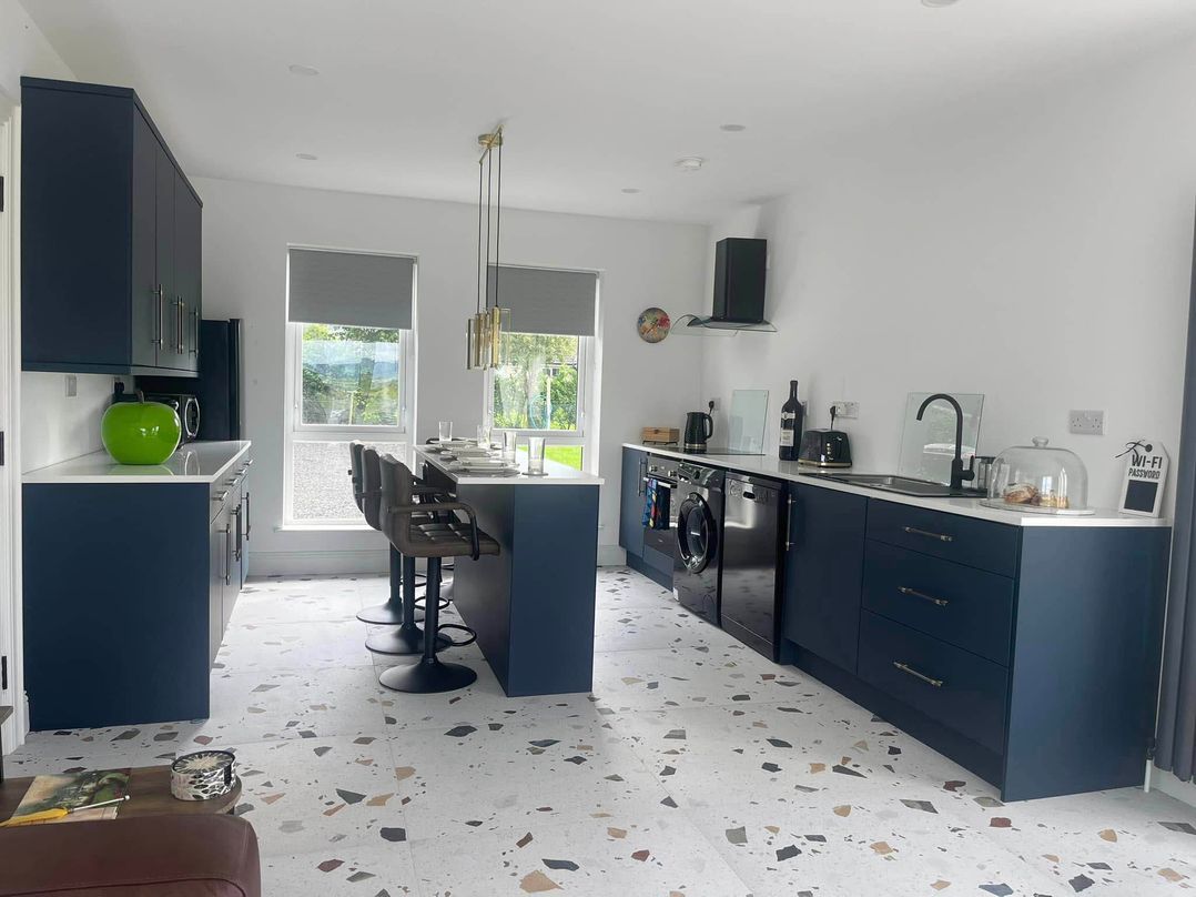 Sunset Cottage  Sleeps 6 with Parking Garden