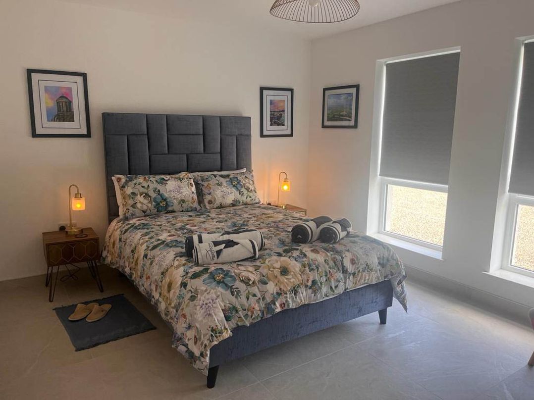 Sunset Cottage  Sleeps 6 with Parking Garden