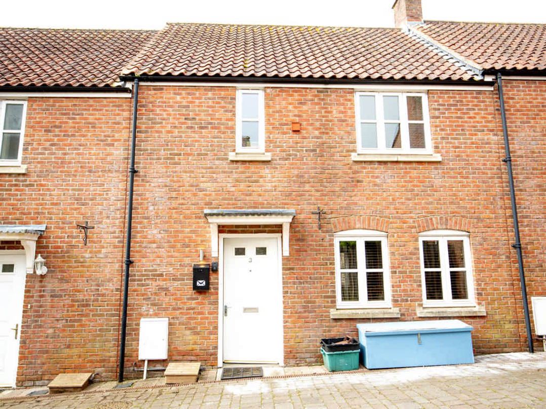 House Sleeps 4 with Parking and Garden