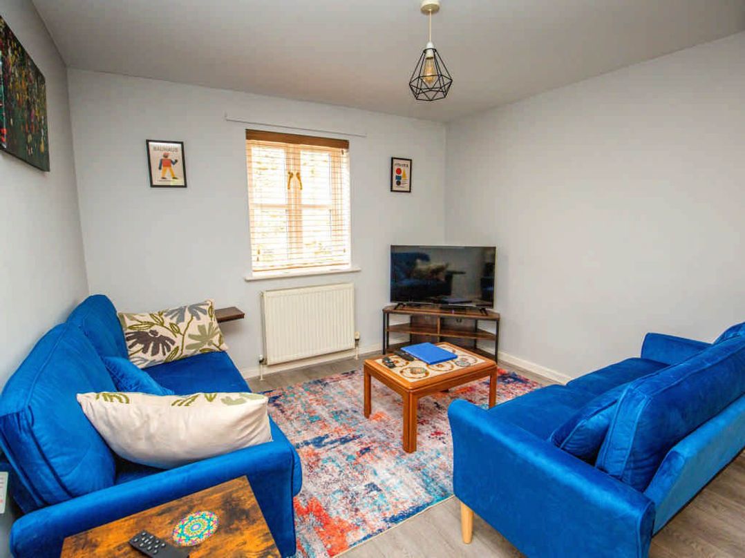 House Sleeps 4 with Parking and Garden