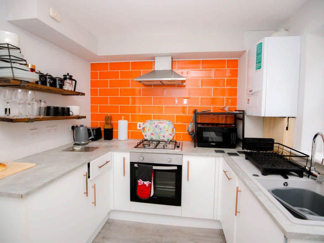 House Sleeps 4 with Parking and Garden