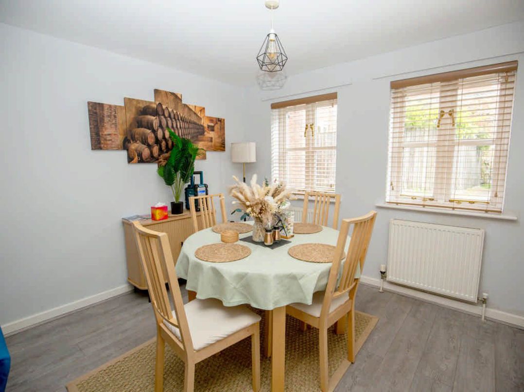 House Sleeps 4 with Parking and Garden
