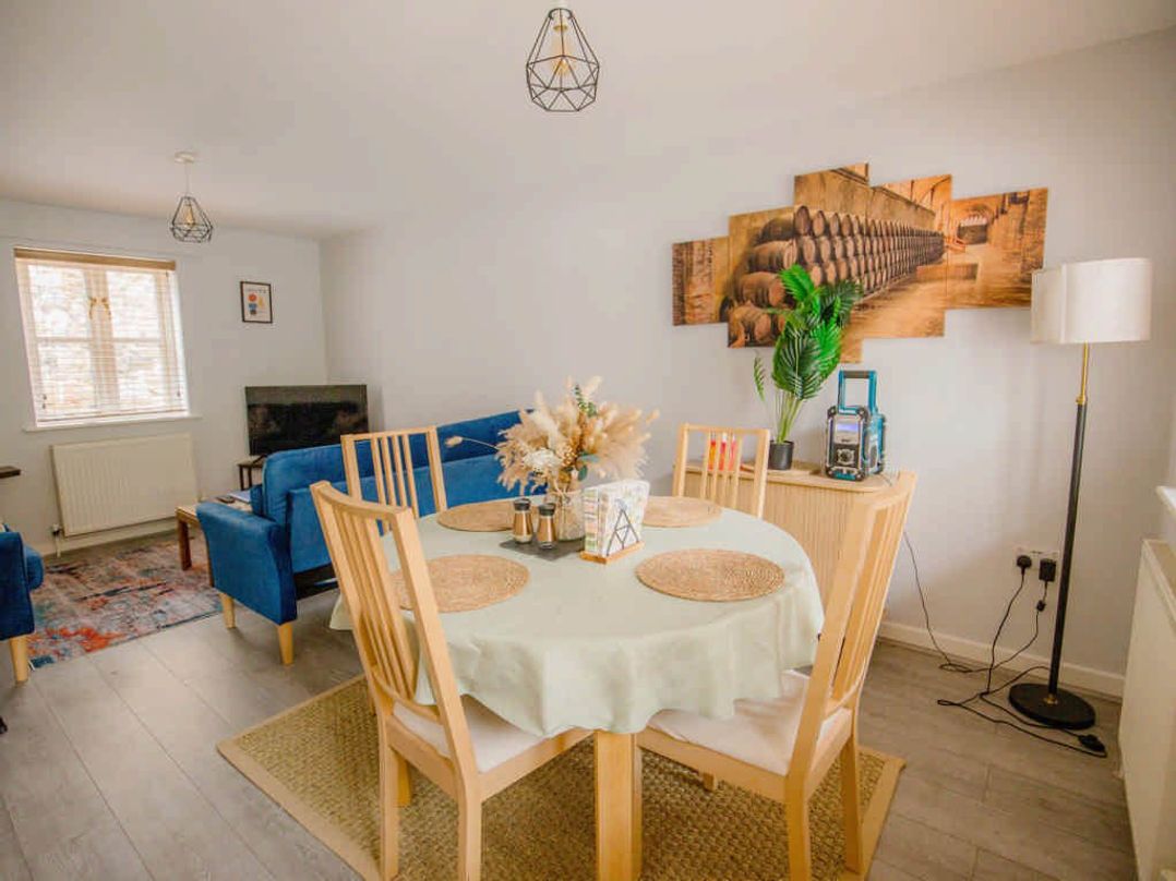 House Sleeps 4 with Parking and Garden
