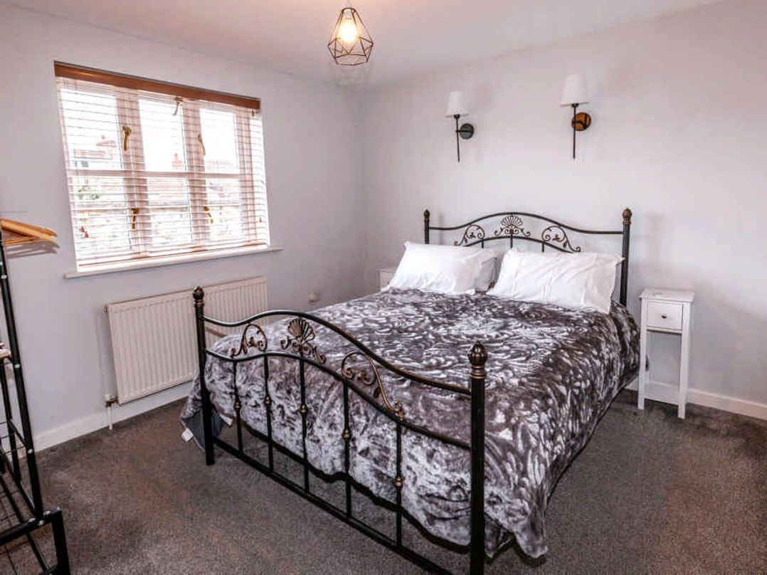 House Sleeps 4 with Parking and Garden