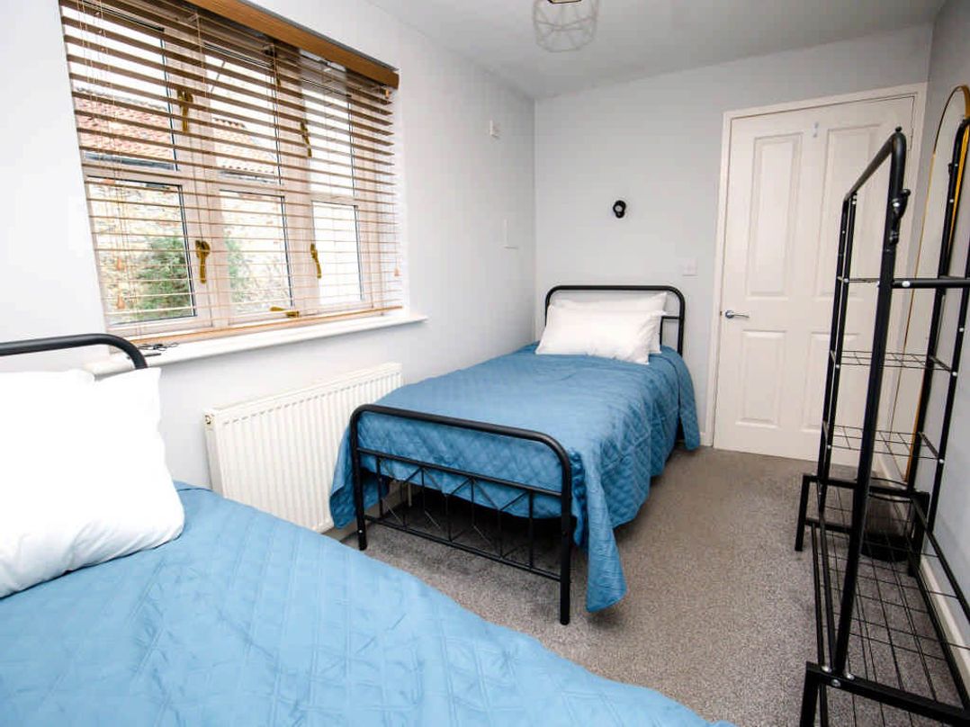 House Sleeps 4 with Parking and Garden