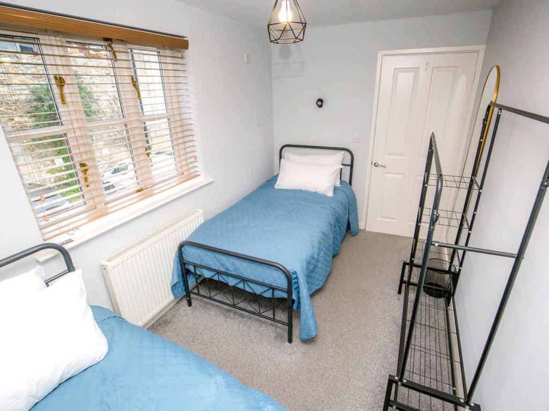 House Sleeps 4 with Parking and Garden
