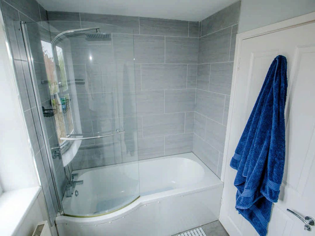House Sleeps 4 with Parking and Garden
