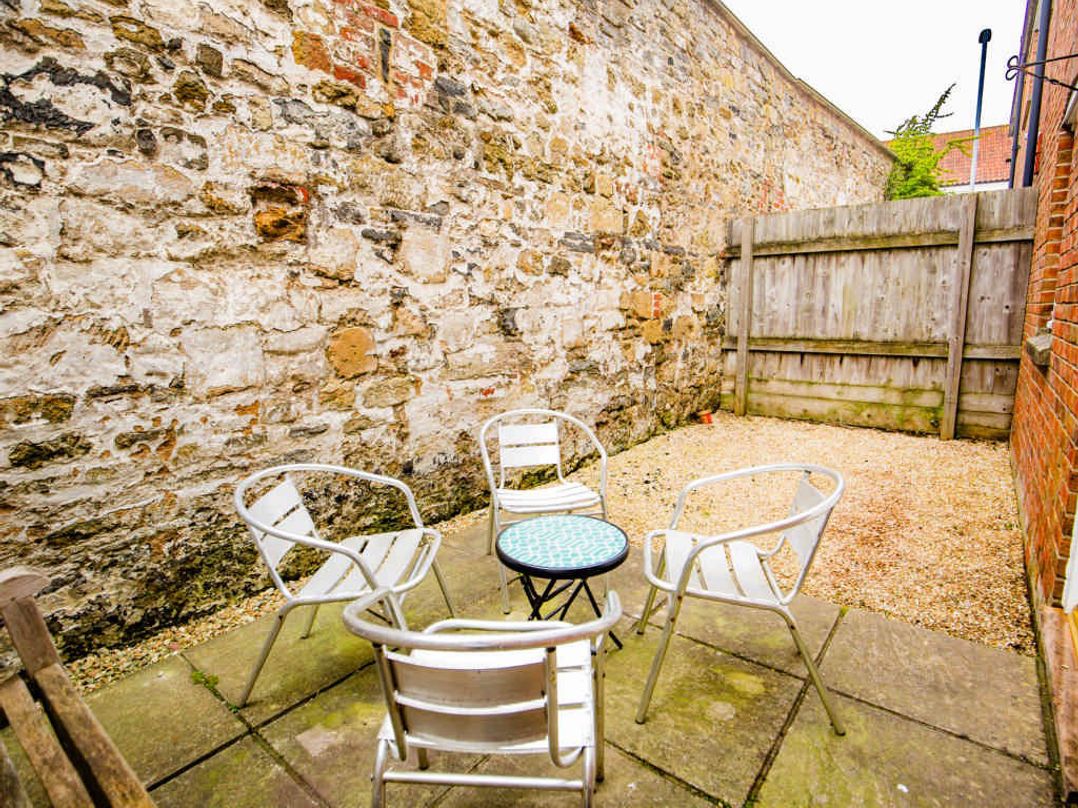 House Sleeps 4 with Parking and Garden