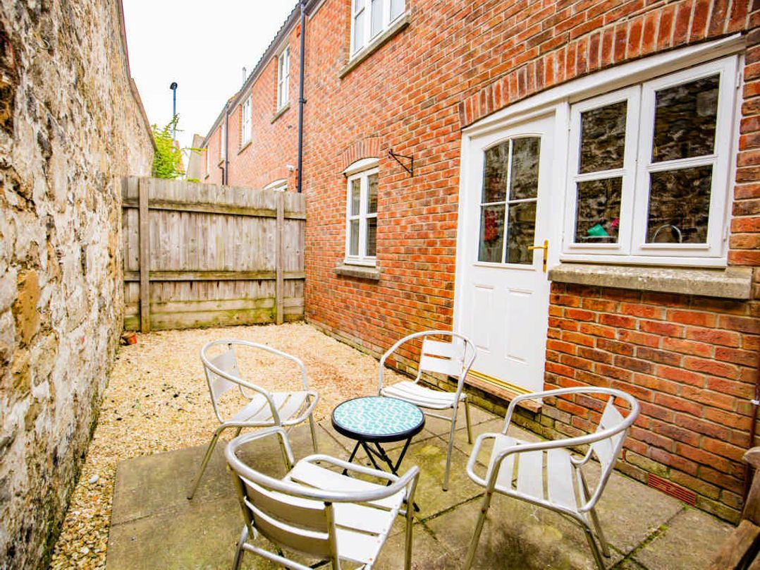 House Sleeps 4 with Parking and Garden