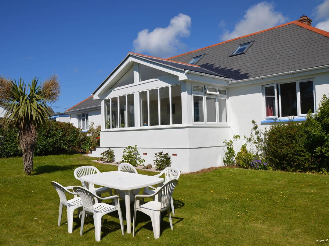 House Sleeps 8 Close to Beach Free parking