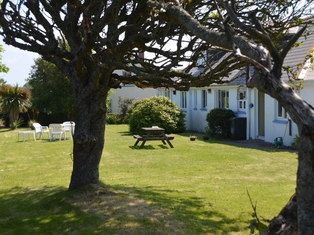 House Sleeps 8 Close to Beach Free parking