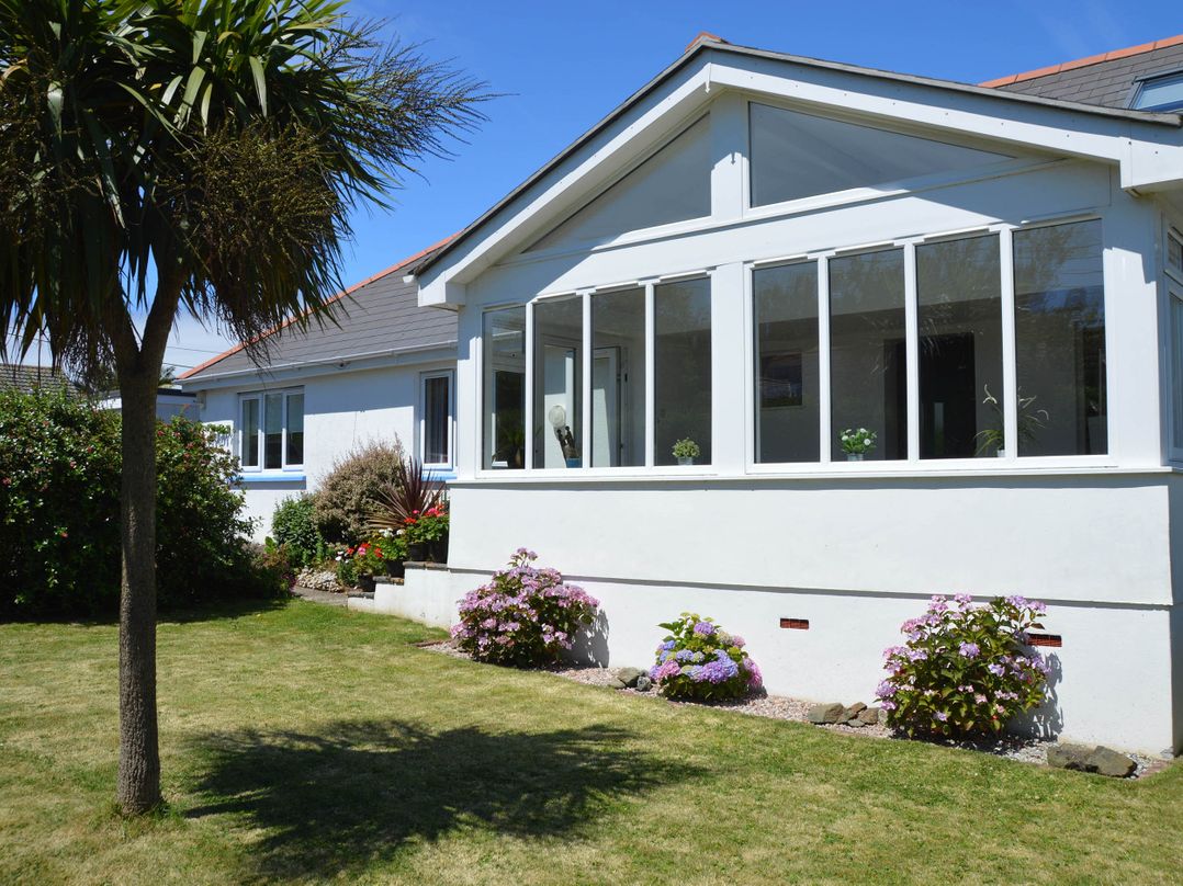 House Sleeps 8 Close to Beach Free parking